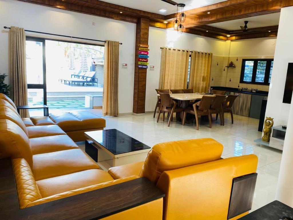 Aqua Villa Luxury Home Stay 로나발라 외부 사진
